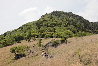 乾徳山を後に道満尾根方面に下り始めた写真