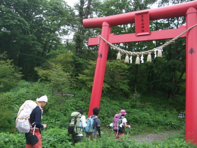 ヤセオネ峠登山口の鳥居をくぐっている写真