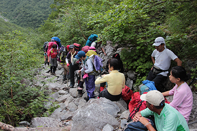 登山道で休憩中の写真