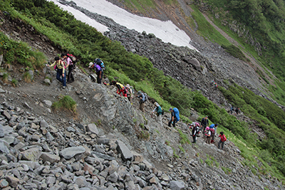 南陵に向かう登山道を登っている写真