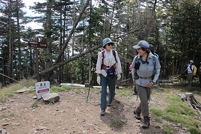 黒岳山頂を通過している写真