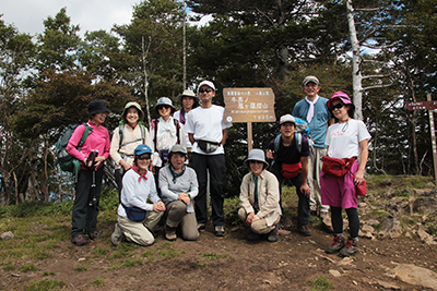 牛奥の雁ヶ腹摺山山頂での集合写真