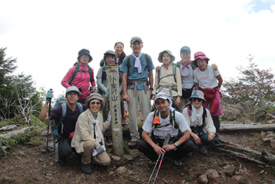 小金沢山山頂での集合写真