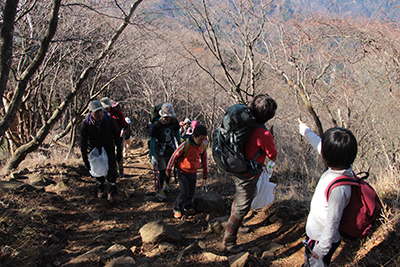 富士山を指さしているKちゃんの写真