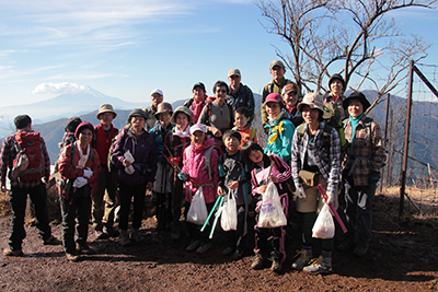 大山山頂で富士山をバックに撮った集合写真