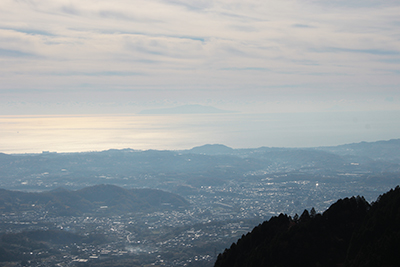 登山道から見た光る相模湾と大島の写真