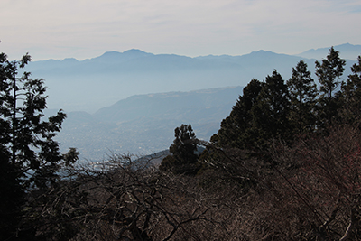 山頂から見た箱根方面の山の写真