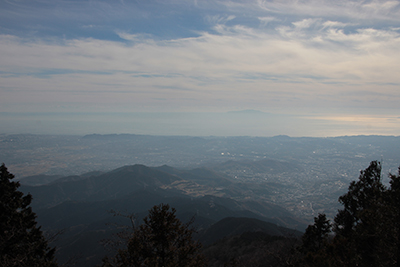 山頂から見た相模湾と大島の写真