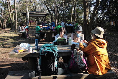 大峯山山頂で昼食中の写真