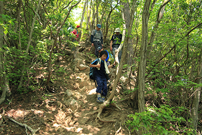 山頂からの急坂、最後の部分を下っているＫ君の写真