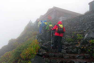 １日目の宿となる御来光山荘に登っていく人たちの写真