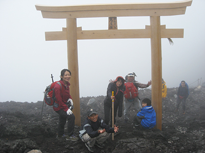 KS山河撮影した山頂の鳥居に登ってきた３班の写真