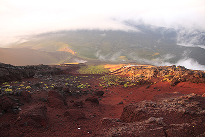 富士山の赤い山腹の写真