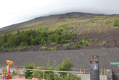 五合目のレストハウスから見た富士山頂方面の写真