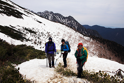 西穂山荘から丸山に向けて登っている途中で立ち止まっている写真