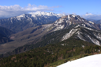 丸山付近から見た焼岳、乗鞍岳の写真