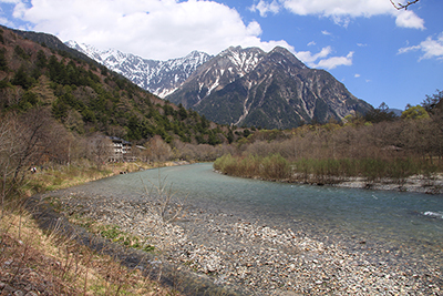 梓川と穂高連峰の写真