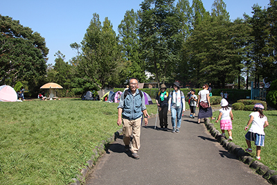 大崎公園内を歩いている写真