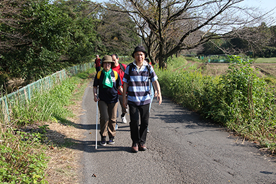 さぎ山記念公園に向かって歩いているYさんとSさんの写真