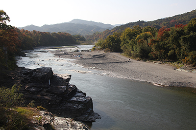 親鼻橋から見た荒川上流の写真