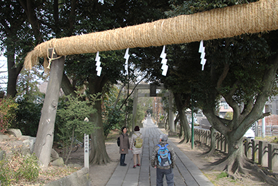 久伊豆神社に続く石畳を歩いている写真
