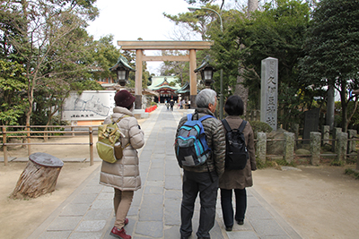久伊豆神社の鳥居前を歩いている写真
