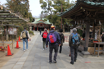 久伊豆神社の拝殿に向かって歩いている写真