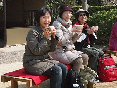 Iさんが撮影した花田苑で抹茶を楽しんでいる女性陣の写真