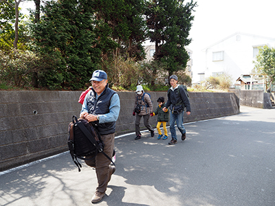 Iさんが撮影した京成臼井駅から舗装道路を歩きはじめた写真