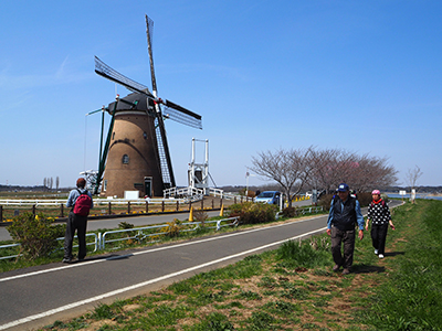 Iさんが撮影した佐倉ふるさと村の風車の前を歩いている写真