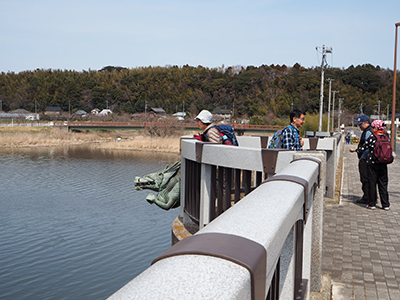 Iさんが撮影した鹿島川に架かる橋の上にいるメンバーの写真