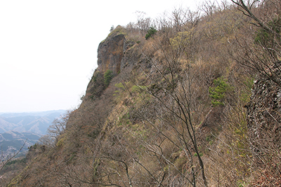 男体山山頂直下の尾根と下に落ちる岸壁の写真