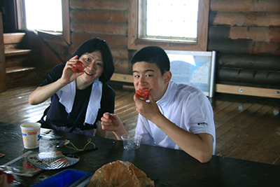 Ｓさんからいただいたトマトを食べているＩさん親子の写真