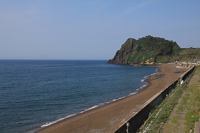 米山駅から見た聖ヶ鼻と日本海の写真