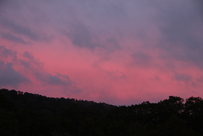 茜色に染まった雲の写真