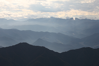 苗場山方面の山並みの写真