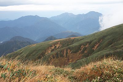 巻機山山頂から見た越後三山の写真