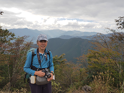 Iさんが撮影した山頂でのAさんの写真