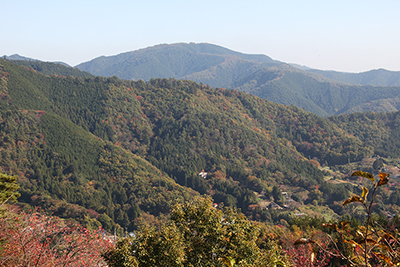 展望台から見た陣馬山の写真