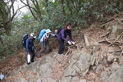 岩の多い登山道をサポートしているＴさんとＩNさんの写真