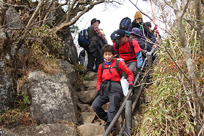 男体山山頂から石の階段を下っている写真