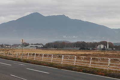 バスの中から見た筑波山の写真