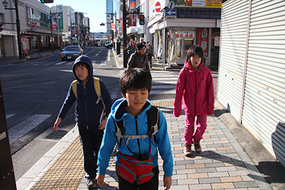 飯能駅から商店街を歩いている子どもたちの写真