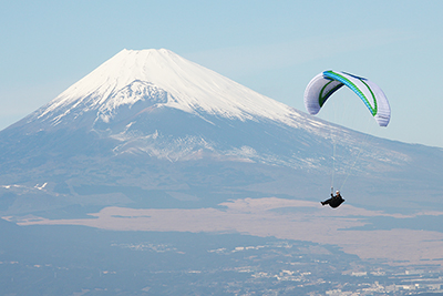 富士山とパラグライダーの写真