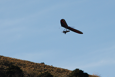 大空を舞うハンググライダーの写真