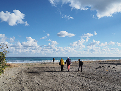 Iさんが撮影した太平洋に向かって砂浜を歩いている写真