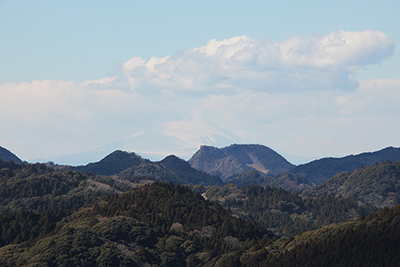 第三展望台から見た伊予ヶ岳と富士山の写真