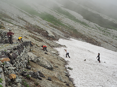 Iさんが撮影した一ノ越にあった雪渓で遊んでいる子どもたちの写真