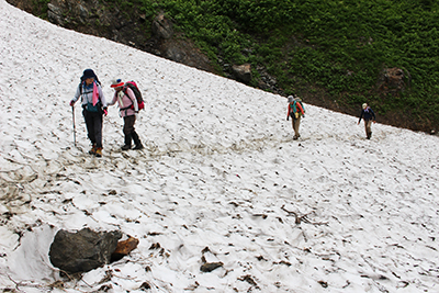 杓子沢の雪渓をトラバースしている写真
