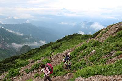 剣岳を背に清水岳に向かっている写真